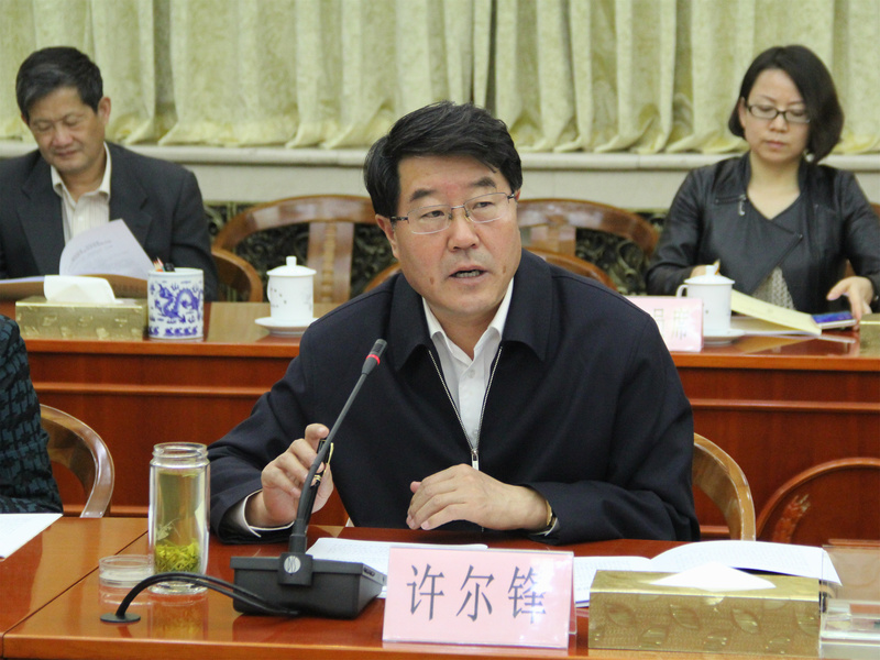 自治区副主席、自治区老龄工作委员会主任许尔锋主持会议并作讲话_副本