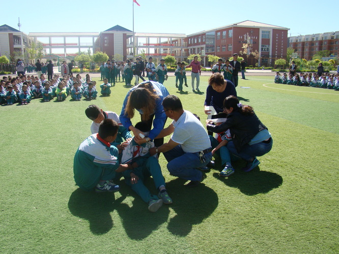 灾后学生展开自救互救2 灾后学生展开自救互救2