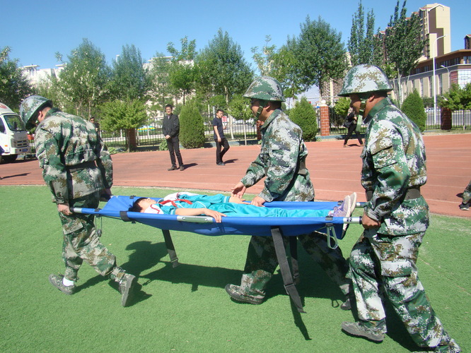 搜救队运送伤员前往急救4 搜救队运送伤员前往急救4