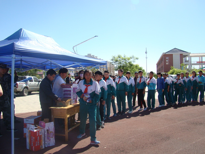 学生排队领取救灾物资8 学生排队领取救灾物资8