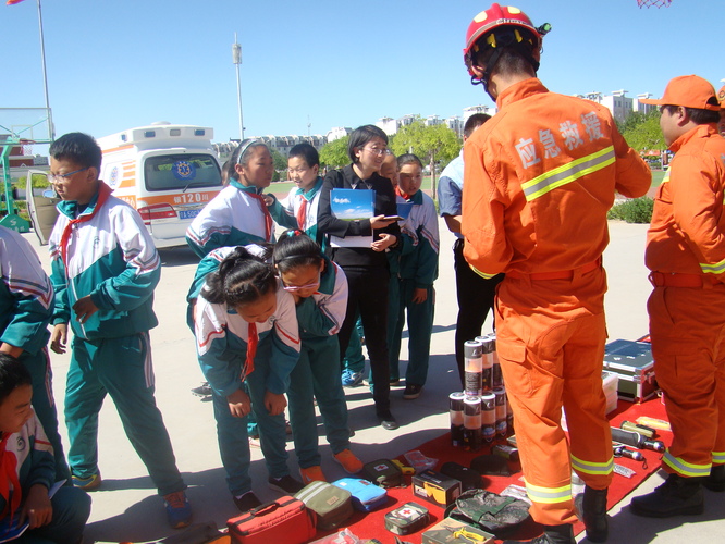 消防官兵对学生科普救灾设备9 消防官兵对学生科普救灾设备9
