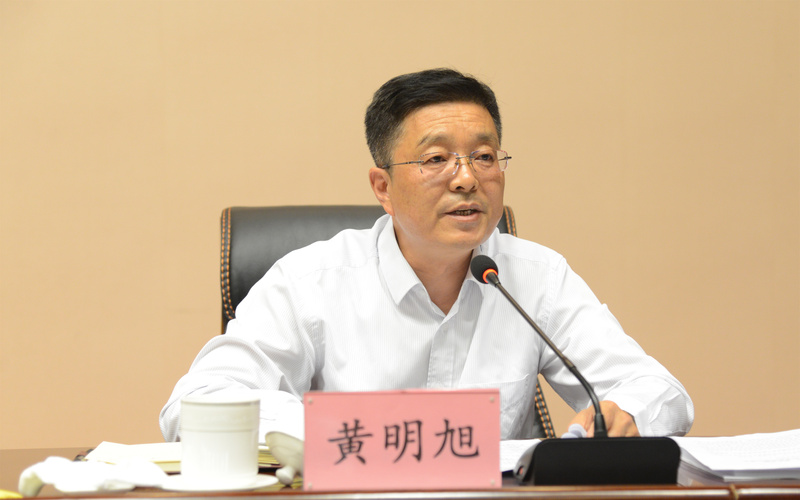 3自治区人民政府副秘书长黄明旭主持会议