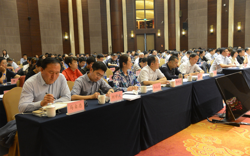 8与会代表认真学习会议精神